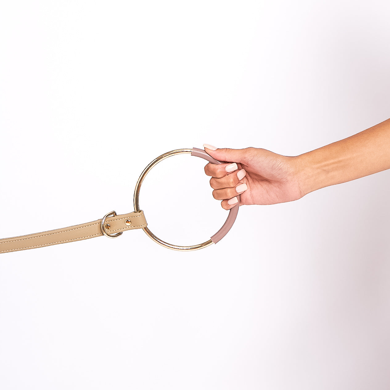 Hoopsy Leash in Sand featuring a unique hoop handle and gold hardware, made from eco-friendly cactus leather.