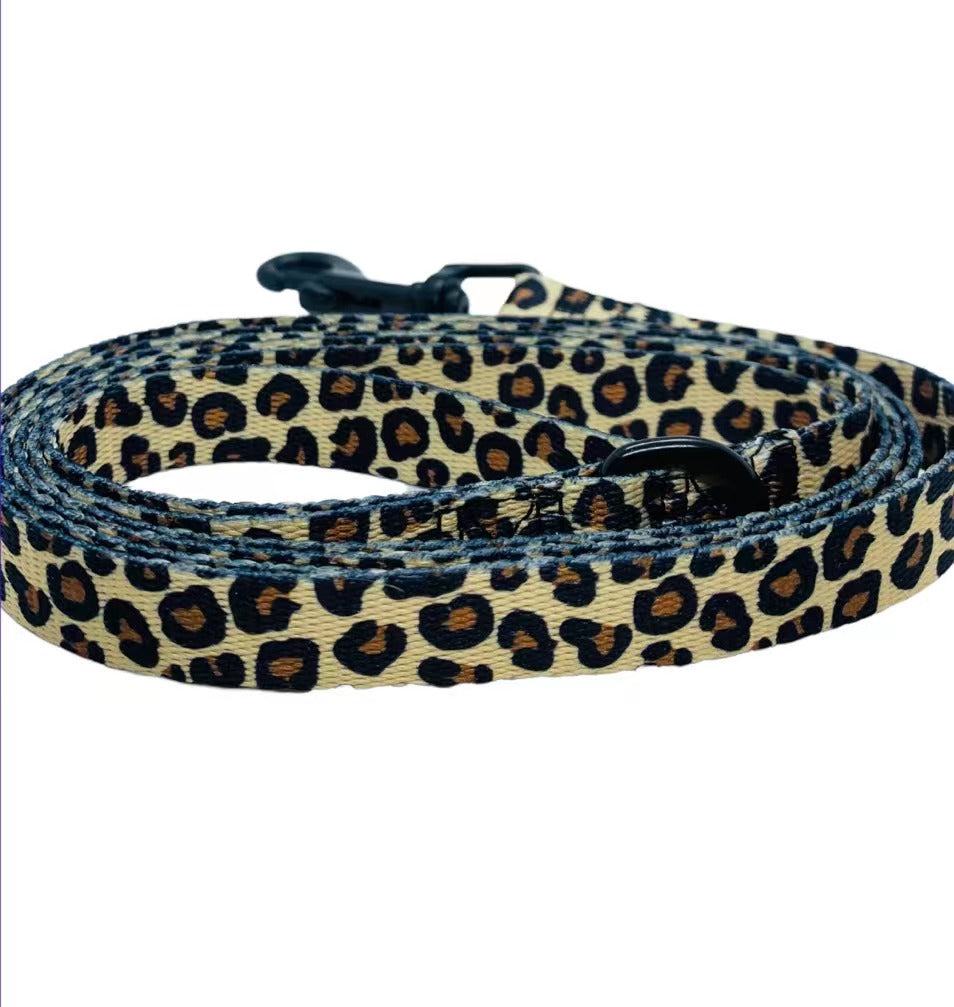 Stylish LEASH - LEOPARD featuring a trendy leopard print design, made from durable nylon material for comfortable dog walks.