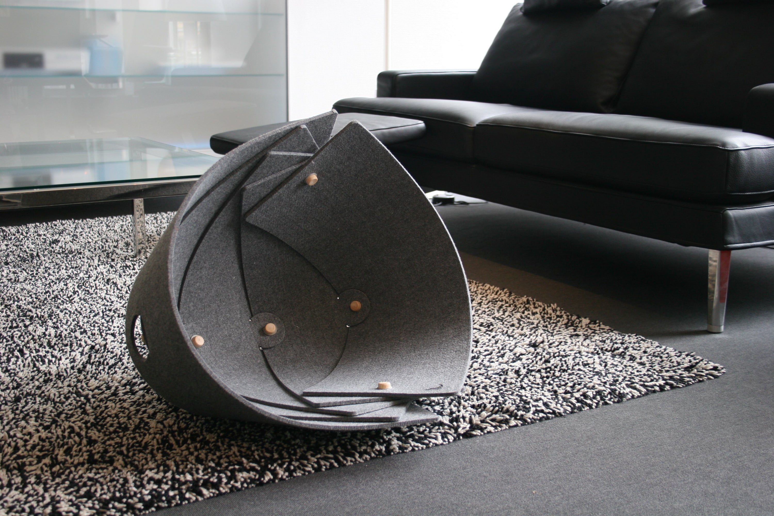 Nautilus Katzenmöbel in Muschelform, ideal für Spiel und Rückzug, aus robustem Filz.