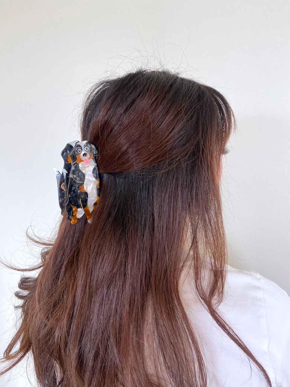 Hand-painted claw hair clip featuring a Pug design, made from eco-friendly cellulose acetate.