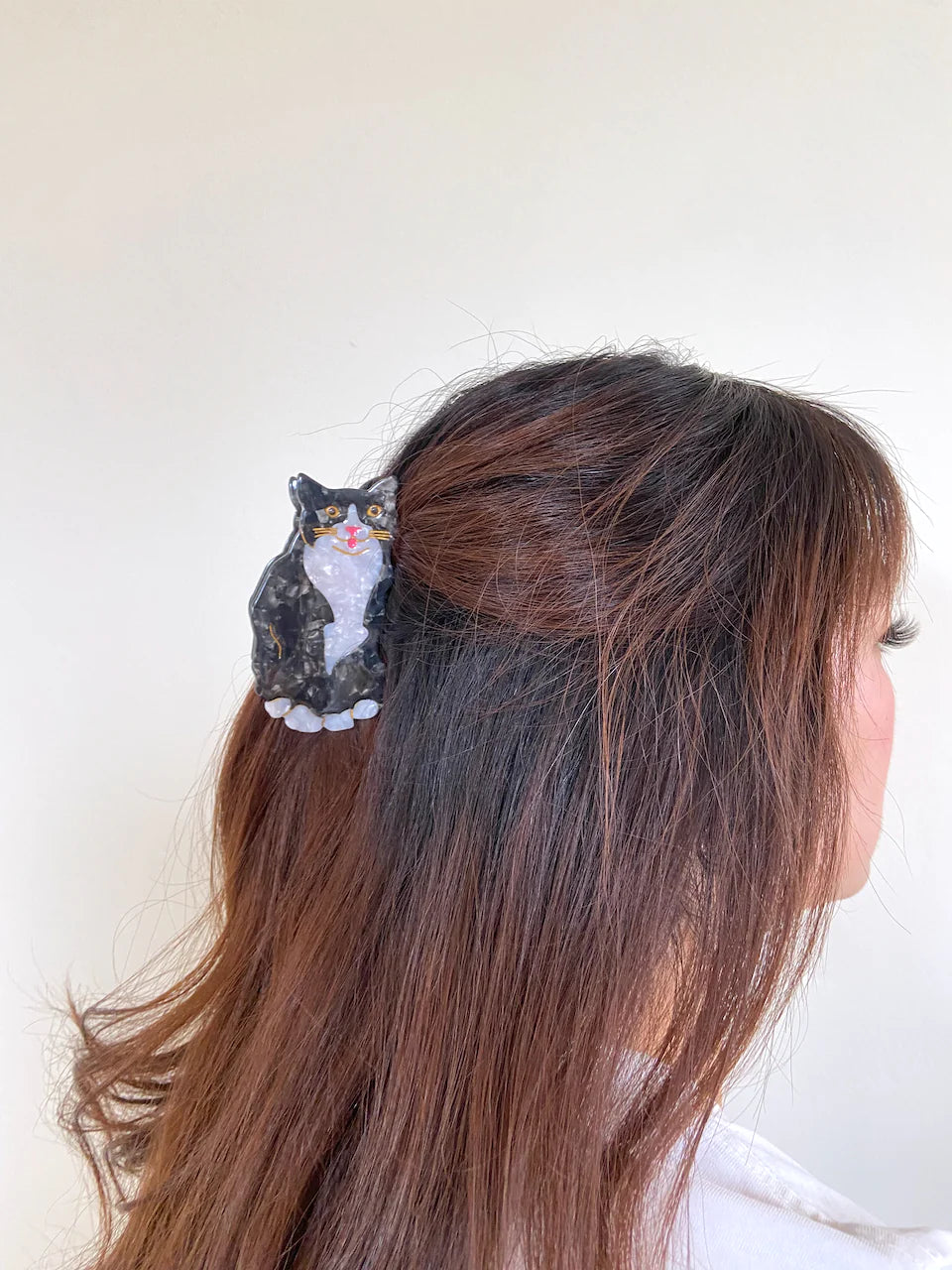 Hand-painted Pug design on a stylish claw hair clip, made from eco-friendly cellulose acetate.