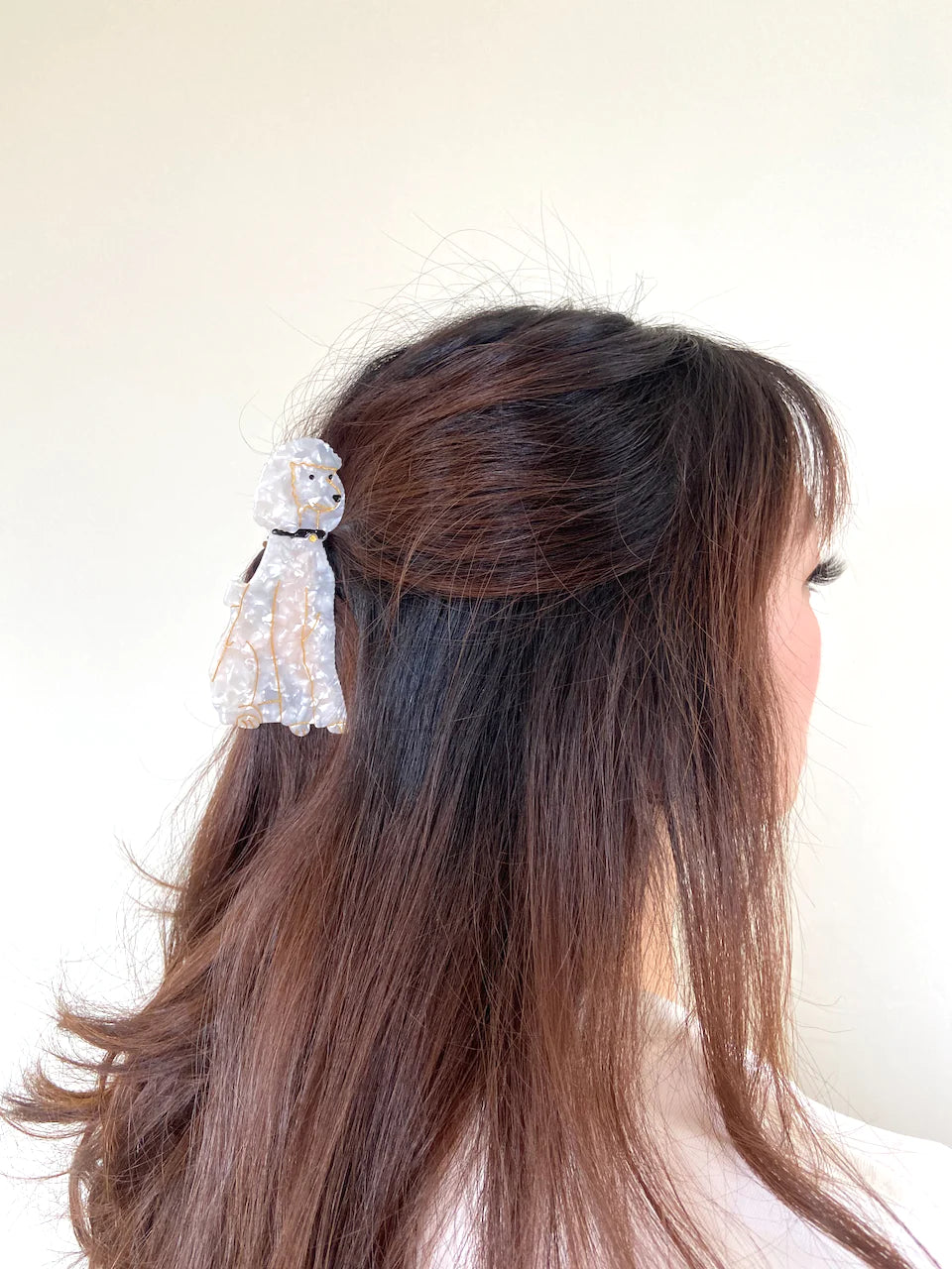 Hand-painted Pug design on a stylish claw hair clip, made from eco-friendly cellulose acetate.