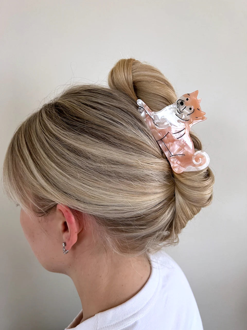 Hand-painted claw hair clip featuring a Pug design, made from eco-friendly cellulose acetate.