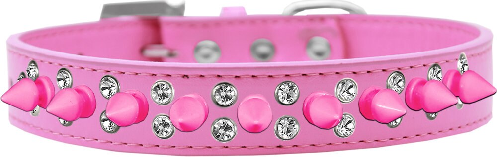Bright pink spike collar for pets with clear crystals, showcasing a stylish design for dogs and cats.