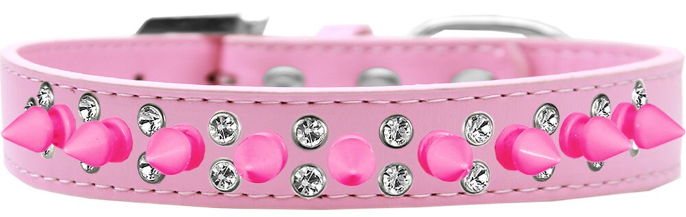 Bright pink spike collar for pets with clear crystals, showcasing a stylish design for dogs and cats.