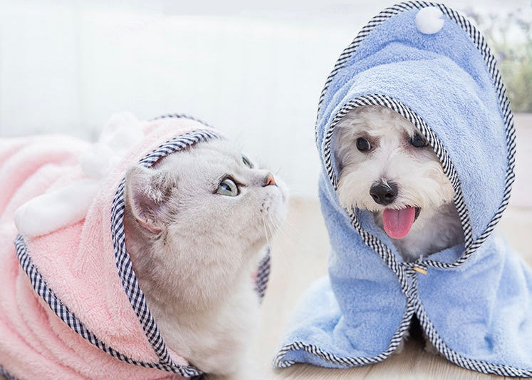 A soft and cute pet bathrobe designed for cats, featuring a cozy felt surface and stylish design.