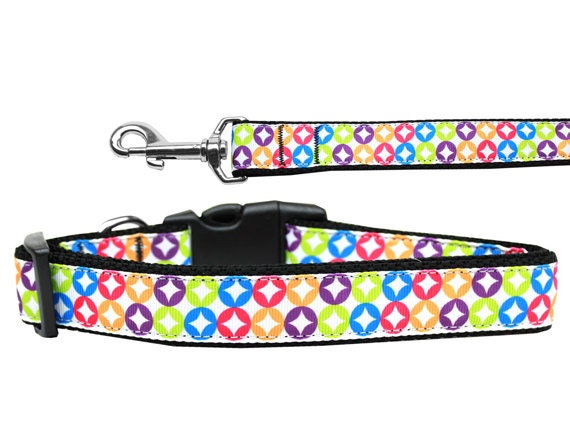 A stylish nylon collar and leash set for pets featuring a bright diamond pattern, showcasing durability and safety features.