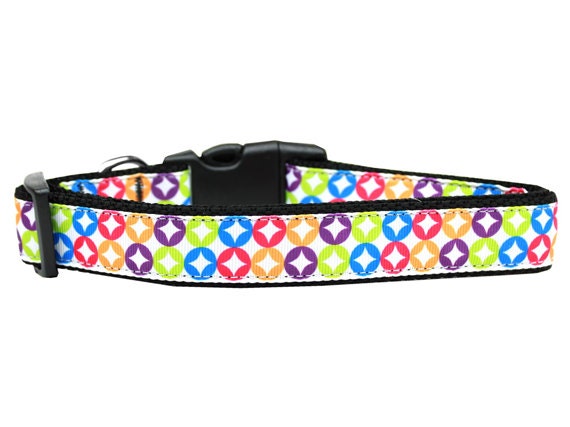 A stylish nylon collar and leash set for pets featuring a bright diamond pattern, showcasing durability and safety features.