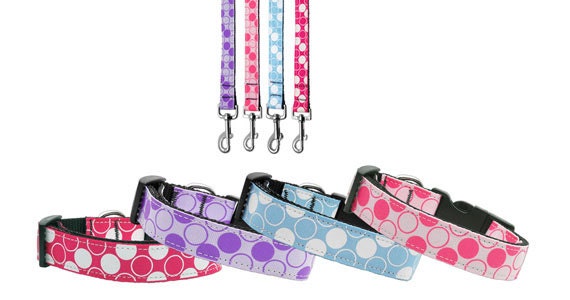A stylish nylon collar and leash set for pets featuring a diagonal dots design, showcasing durability and safety features.