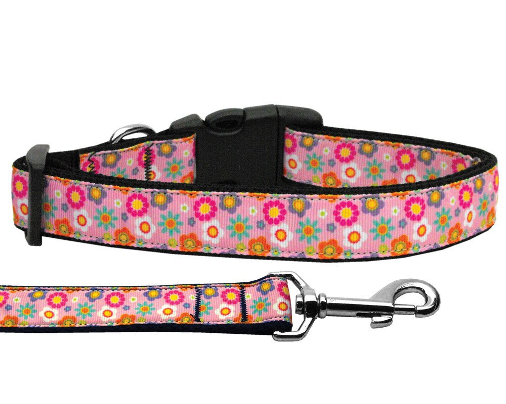 A stylish pink nylon collar and leash featuring spring flowers design, perfect for dogs and cats.