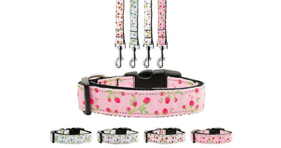 A stylish nylon collar and leash set for dogs and cats featuring a vibrant rose design, showcasing durability and elegance.