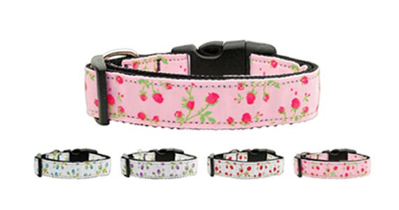 A stylish nylon collar and leash set for dogs and cats featuring a vibrant rose design, showcasing durability and elegance.