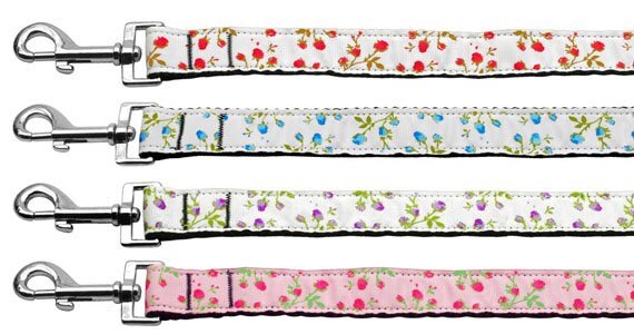 A stylish nylon collar and leash set for dogs and cats featuring a vibrant rose design, showcasing durability and elegance.