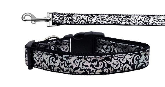 Stylish silver shimmer nylon collar and leash for dogs and cats, showcasing durability and elegance.