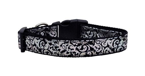 Stylish silver shimmer nylon collar and leash for dogs and cats, showcasing durability and elegance.