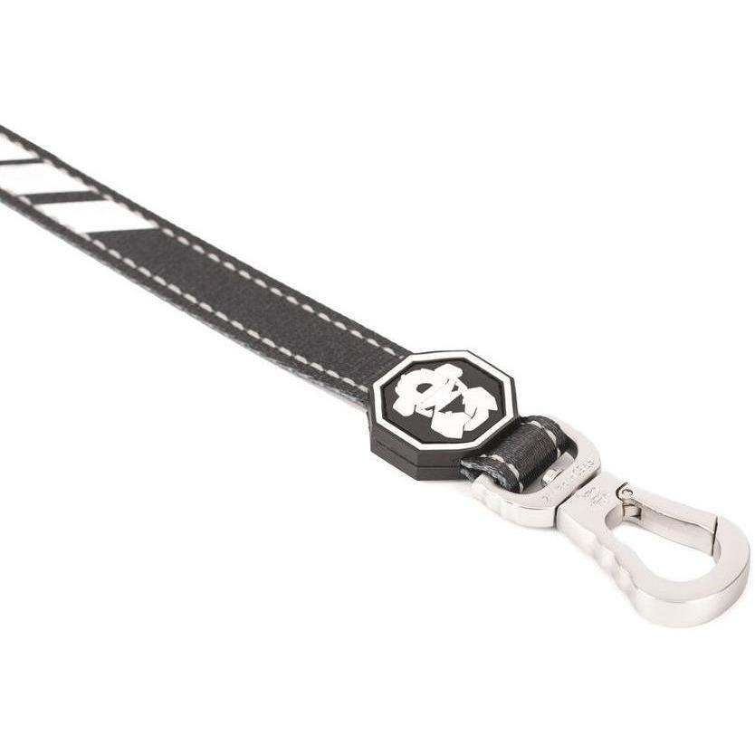 Quotation Mark Leash featuring a neoprene padded handle and reflective strips, designed for style and durability.