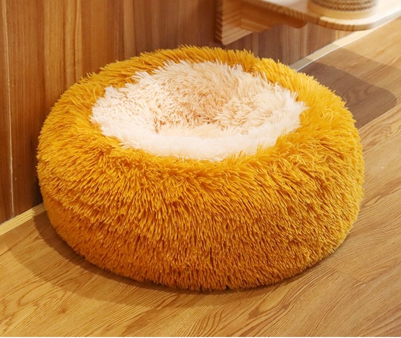 Round plush pet litter in color blocking design, suitable for cats and dogs, featuring anti-skid fabric and thermal insulation.
