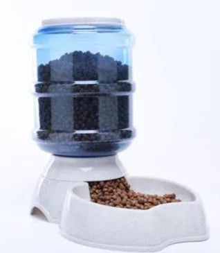 Smart Automatic Pet Feeder with programmable settings and detachable food tray, designed for convenient pet feeding.