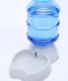 Smart Automatic Pet Feeder with programmable settings and detachable food tray, designed for convenient pet feeding.