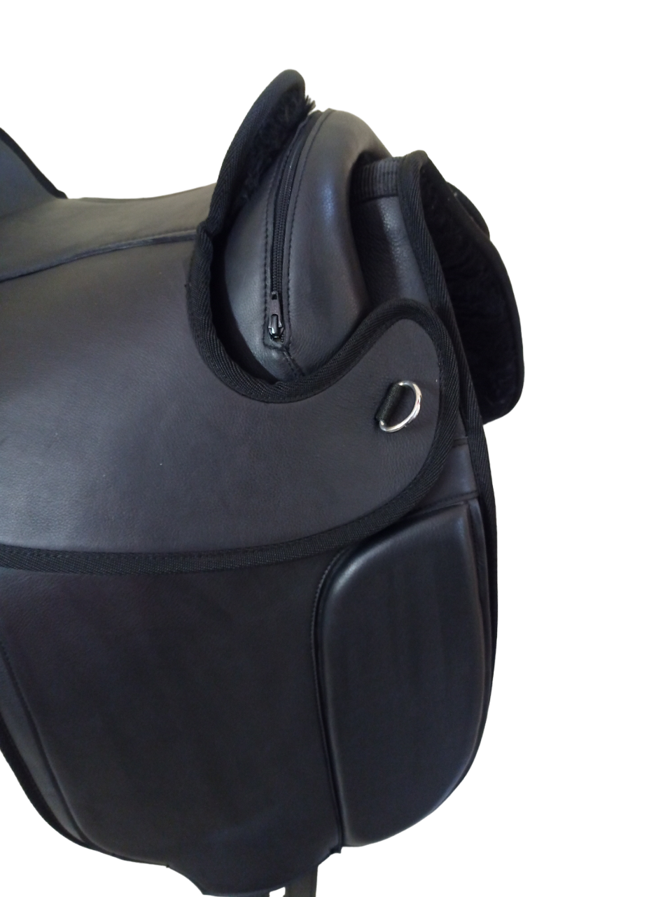 Treeless Synthetic Bareback Horse Saddle in 16 inches, featuring durable knee pads and a detachable seat for enhanced comfort and performance.