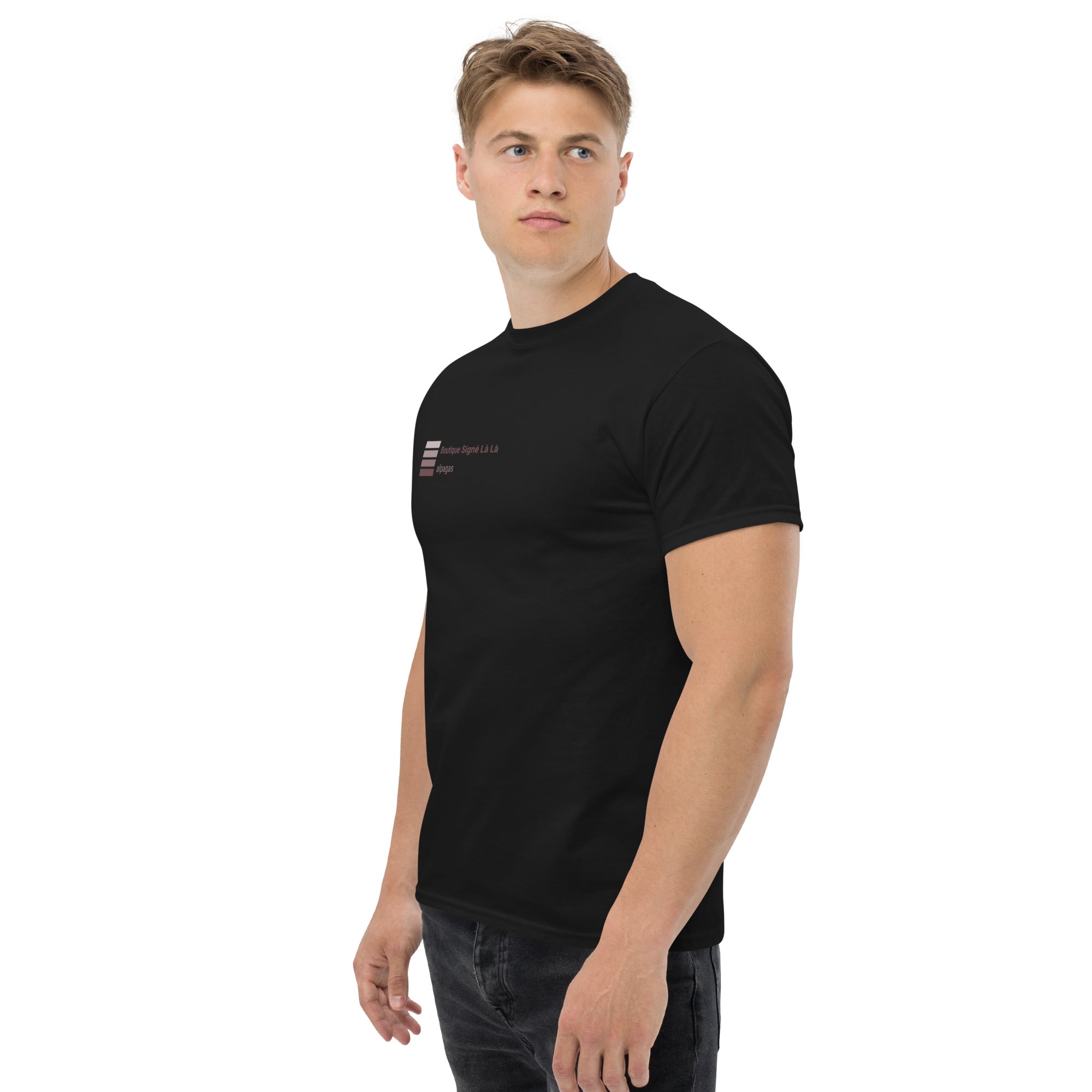 T-shirt classique unisexe en coton, disponible en plusieurs tailles et couleurs, parfait pour un look structuré.