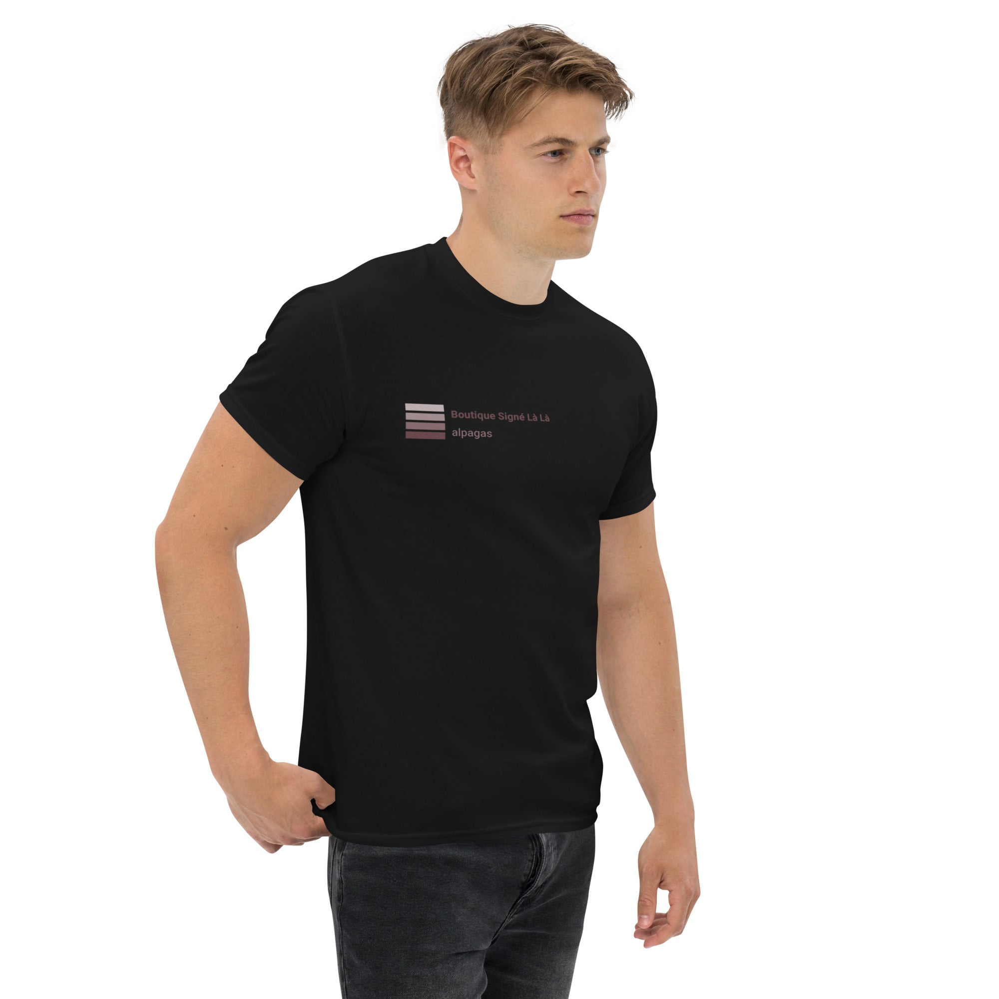 T-shirt classique unisexe en coton, disponible en plusieurs tailles et couleurs, parfait pour un look structuré.