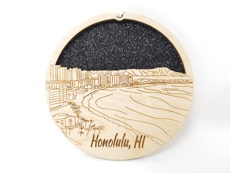 Honoluulu Ornament made of premium Baltic birch wood featuring a detailed city skyline design.