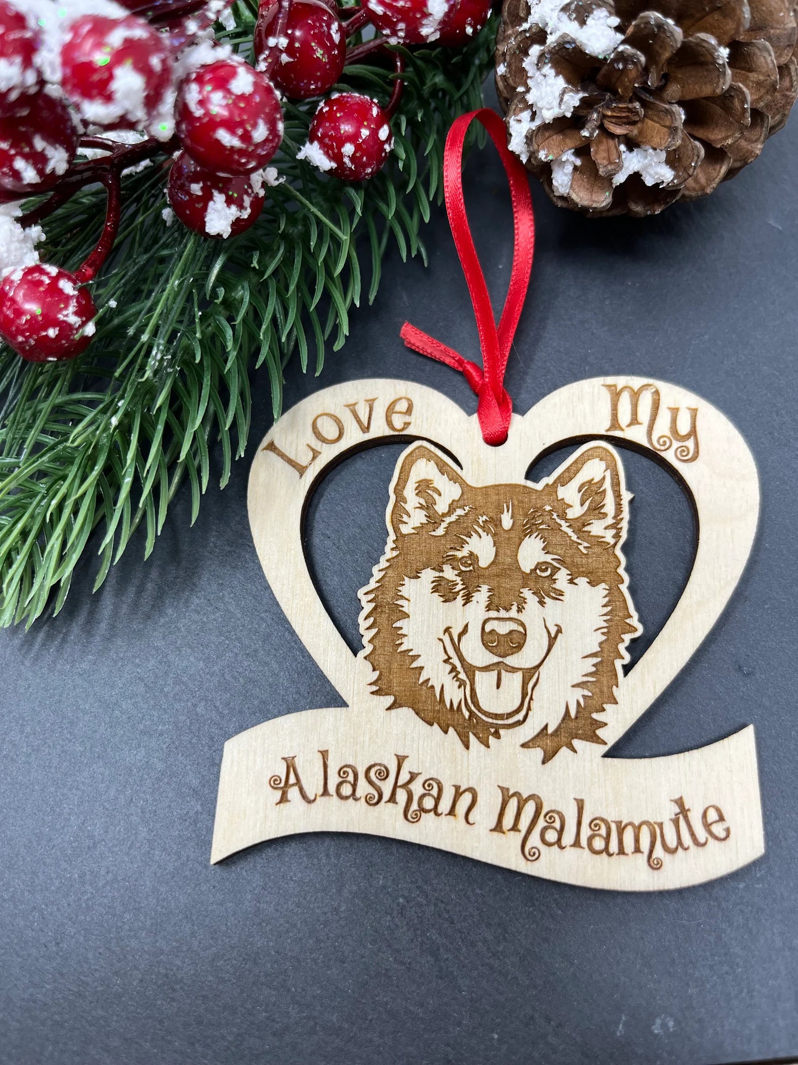 Beautiful laser engraved wooden ornament featuring an Alaskan Malamute, perfect for Christmas decoration.