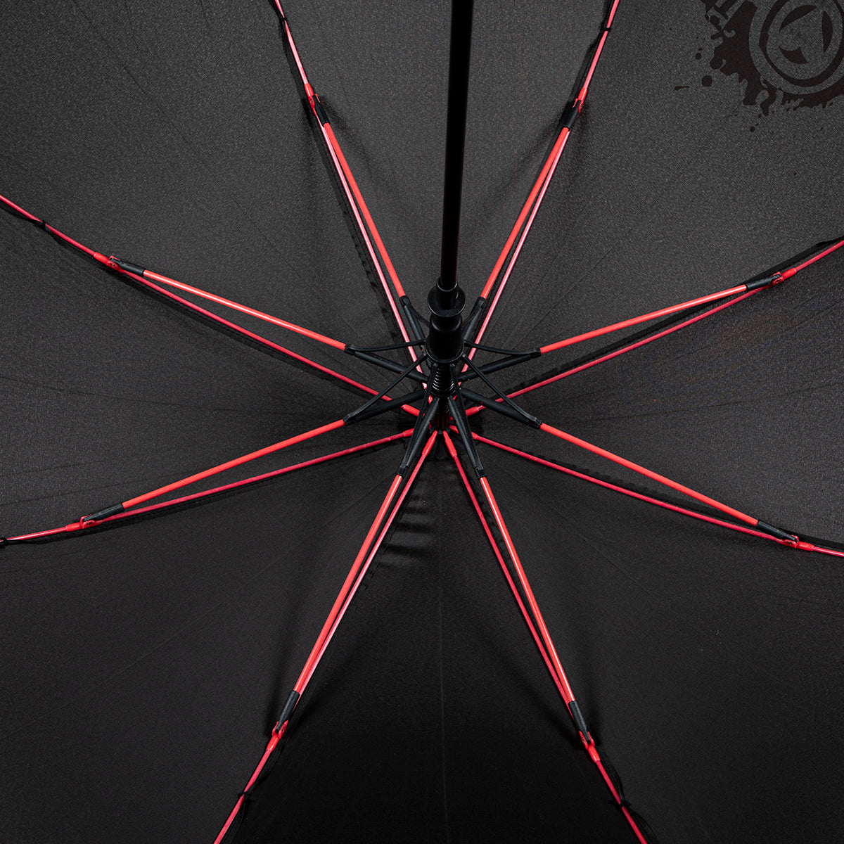 Biggdesign Moods Up Loved Regenschirm mit buntem Design, ergonomischem Griff und automatischem Öffnungsmechanismus, ideal für Regen und Sonnenschutz.