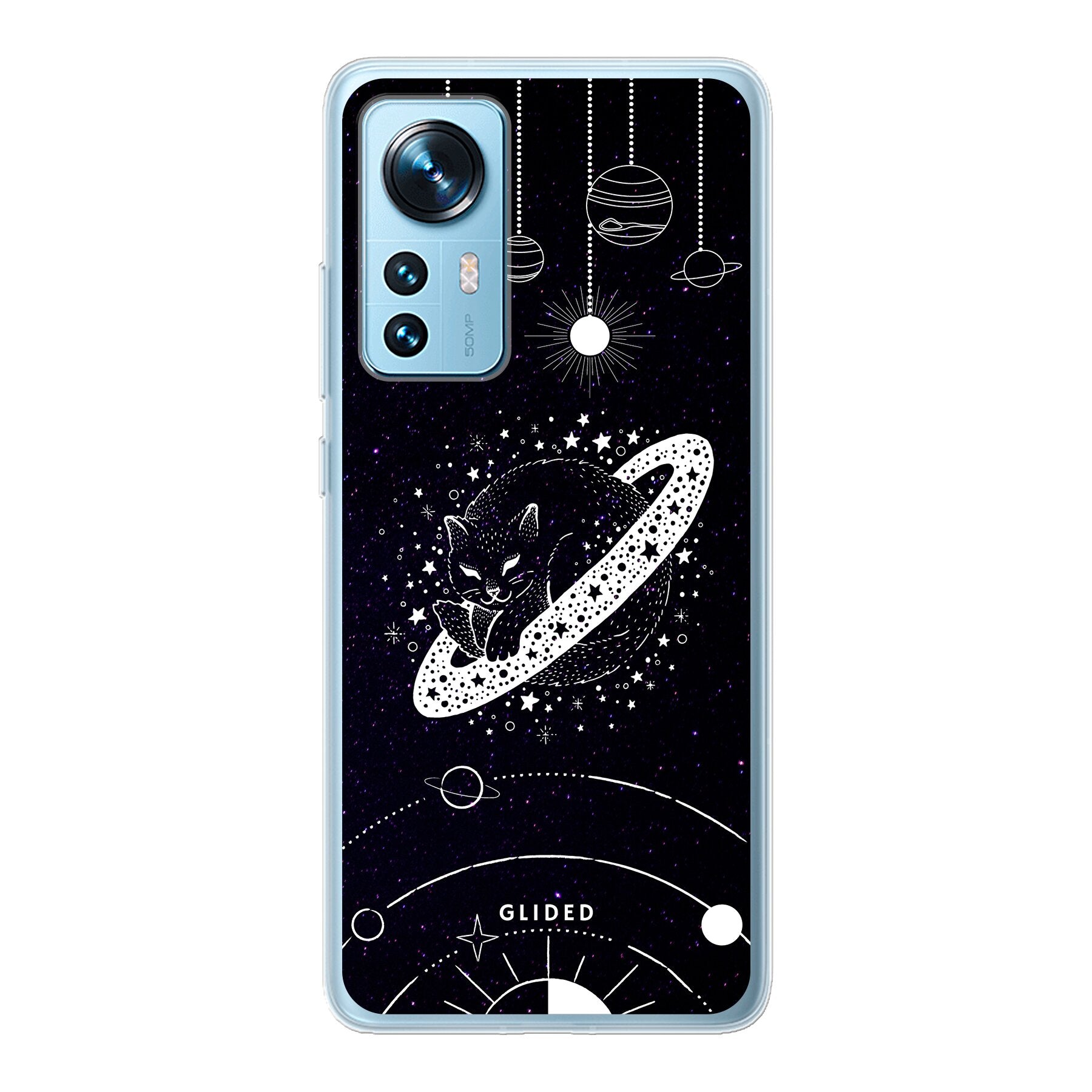 Astro Whiskers Xiaomi 12 Handyhülle mit einer eleganten Katze auf einem dunklen, mystischen Hintergrund, umgeben von Weltraum-Elementen.
