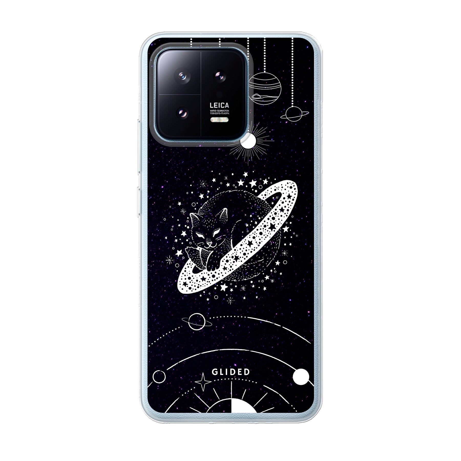 Astro Whiskers Xiaomi 13 Pro Handyhülle mit einer eleganten Katze auf einem dunklen, mystischen Hintergrund, umgeben von Weltraum-Elementen.