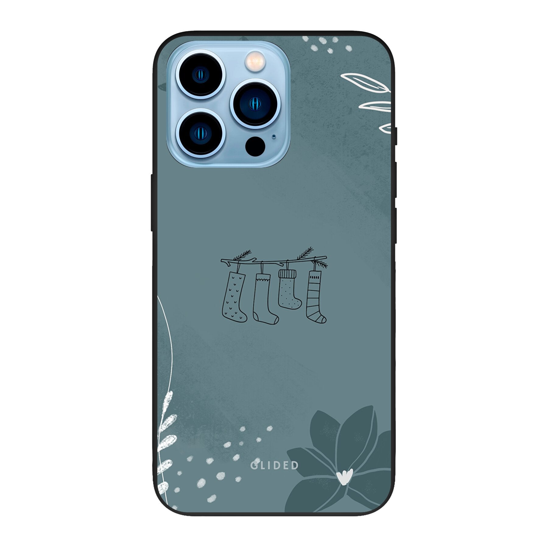 Cozy iPhone 13 Pro Max Handyhülle mit festlichem Weihnachtsdesign und niedlichen Socken auf einem stimmungsvollen Hintergrund.