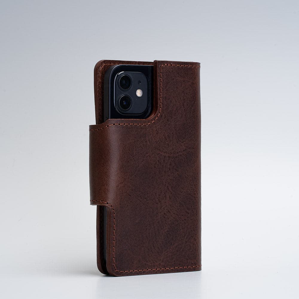 Leather folio wallet with MagSafe 1.0, showcasing premium full-grain leather and a sleek design, perfect for Apple devices.