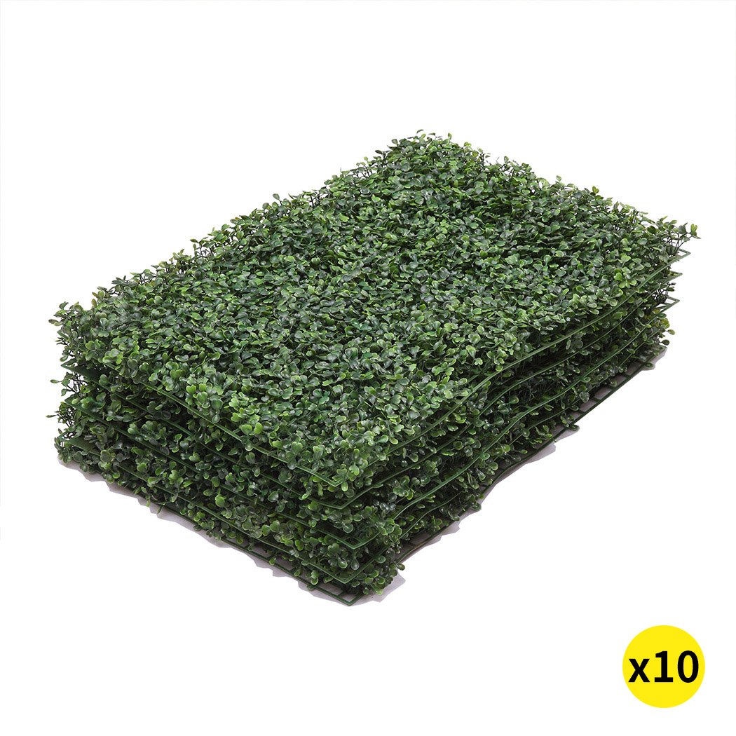 A lush green wall mat made of artificial boxwood hedge panels, ideal for vertical gardens and outdoor decoration.