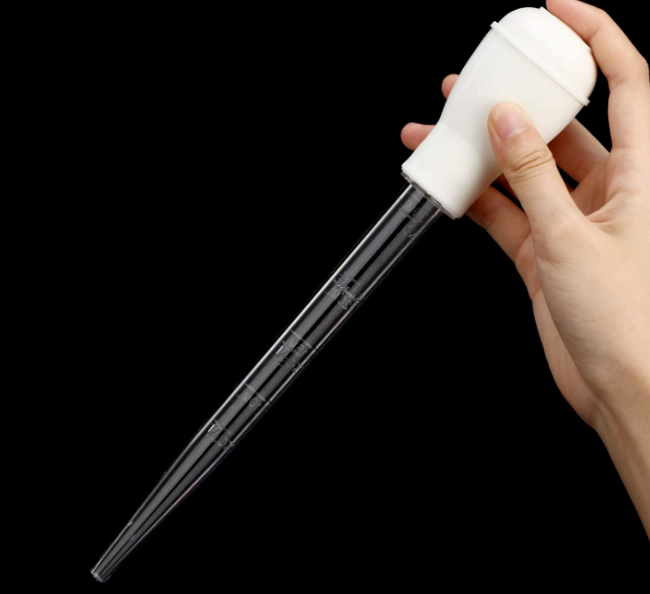 Two pieces of heat resistant BPA free turkey baster syringes, ideal for basting meats and poultry.
