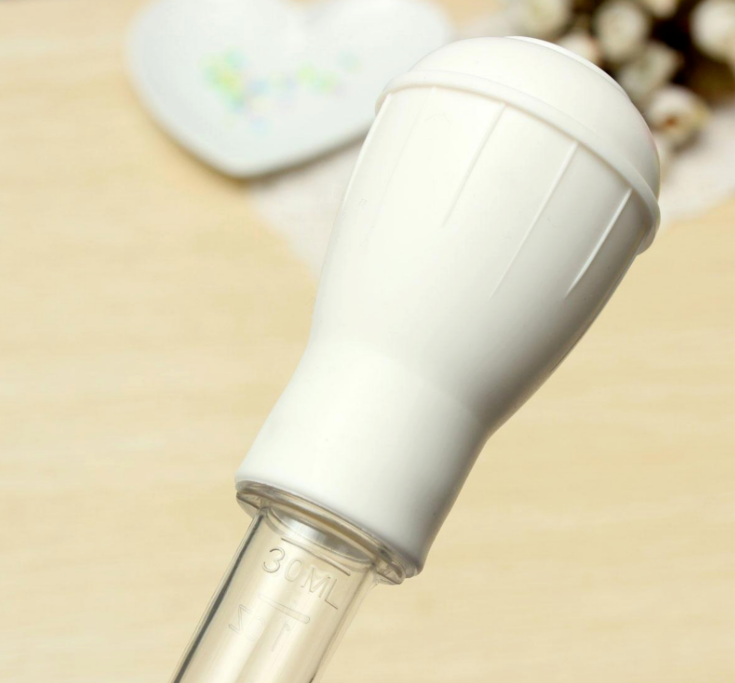 Two pieces of heat resistant BPA free turkey baster syringes, ideal for basting meats and poultry.