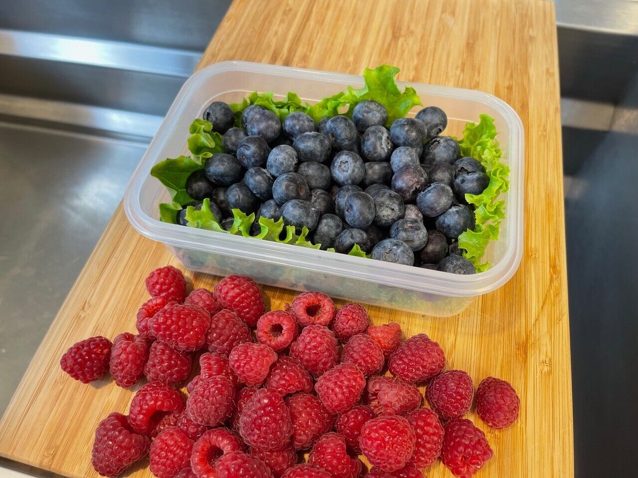 5 Pack Stackable Food Storage Containers with Airtight and Leakproof Snap Lock Lids, showcasing various sizes and clear design.