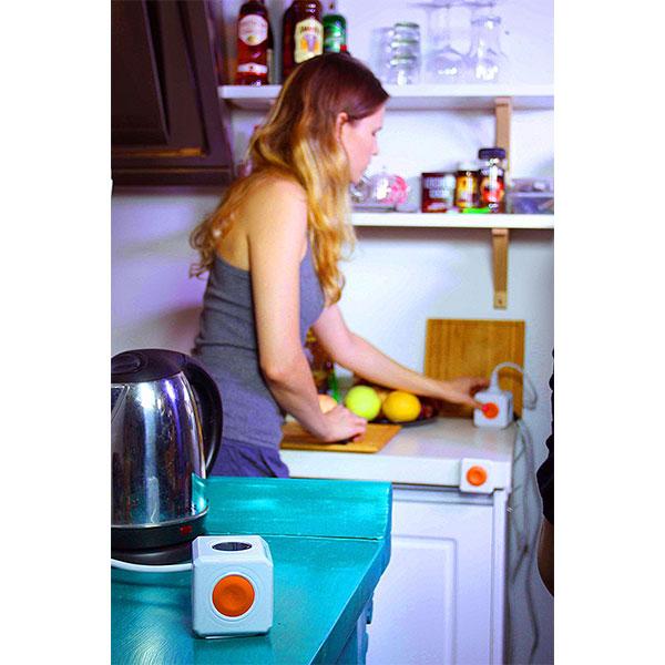 Allocacoc Powercube Extended Remote with 4 outlets and a remote control button, designed for easy access and energy efficiency.