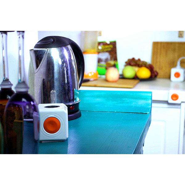 Allocacoc Powercube Extended Remote with 4 outlets and a remote control button, designed for easy access and energy efficiency.