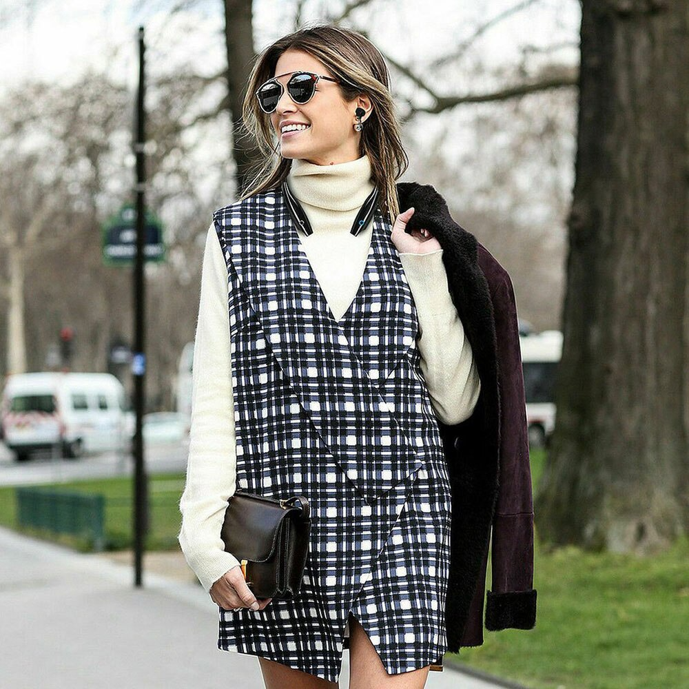 Bluetooth Neckband Wireless Headphones with Mic, showcasing ergonomic design and sleek black finish.