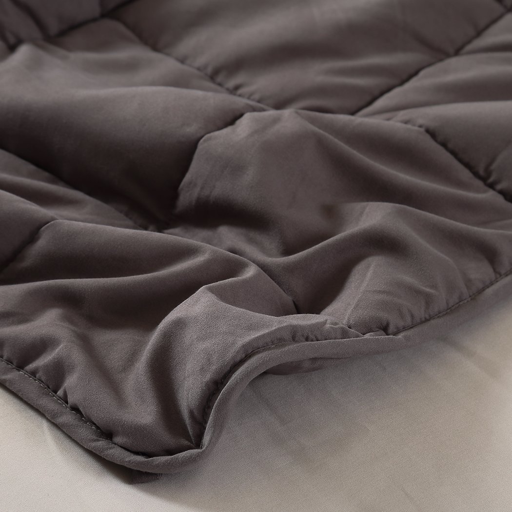 DreamZ Weighted Blanket in grey, designed for deep relaxation with glass bead filling and soft polyester material.