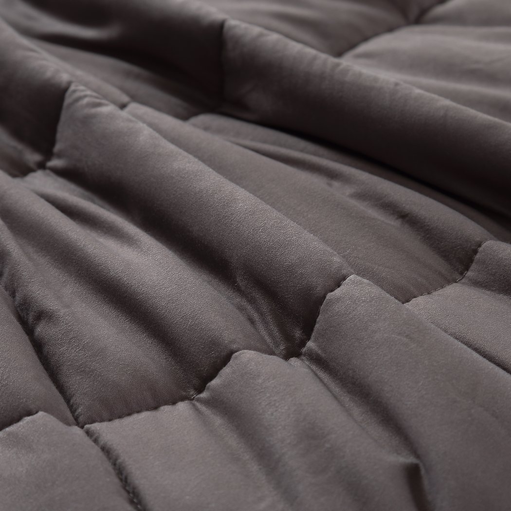 DreamZ Weighted Blanket in grey, designed for deep relaxation with glass bead filling and soft polyester material.