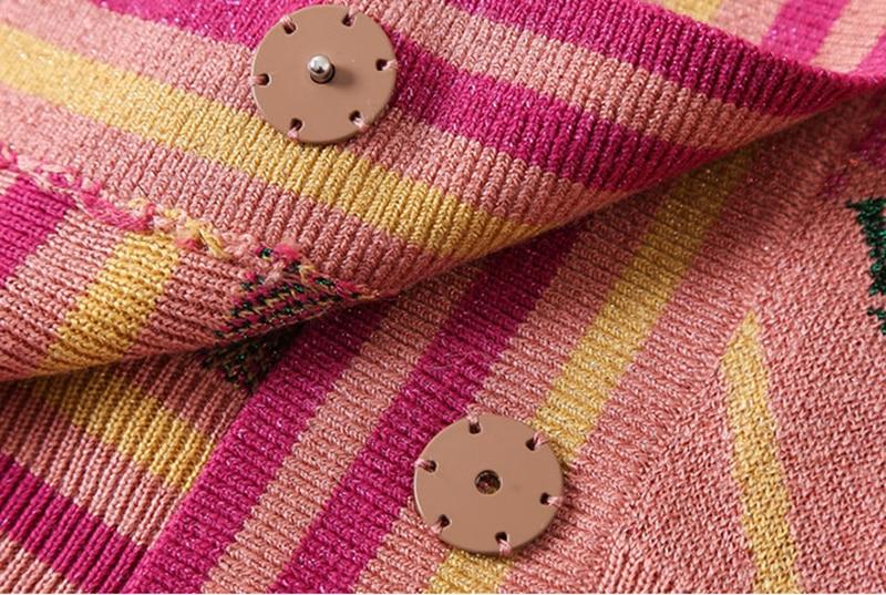 Fashion Spring Fall Knit Cropped Cardigan with lantern sleeves and V-neck design, showcasing a stylish plaid pattern.