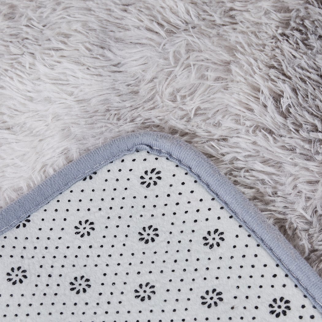 A large tie-dyed shaggy rug measuring 140x200cm, featuring a soft, plush surface and a non-slip silicone bottom, perfect for home decor.