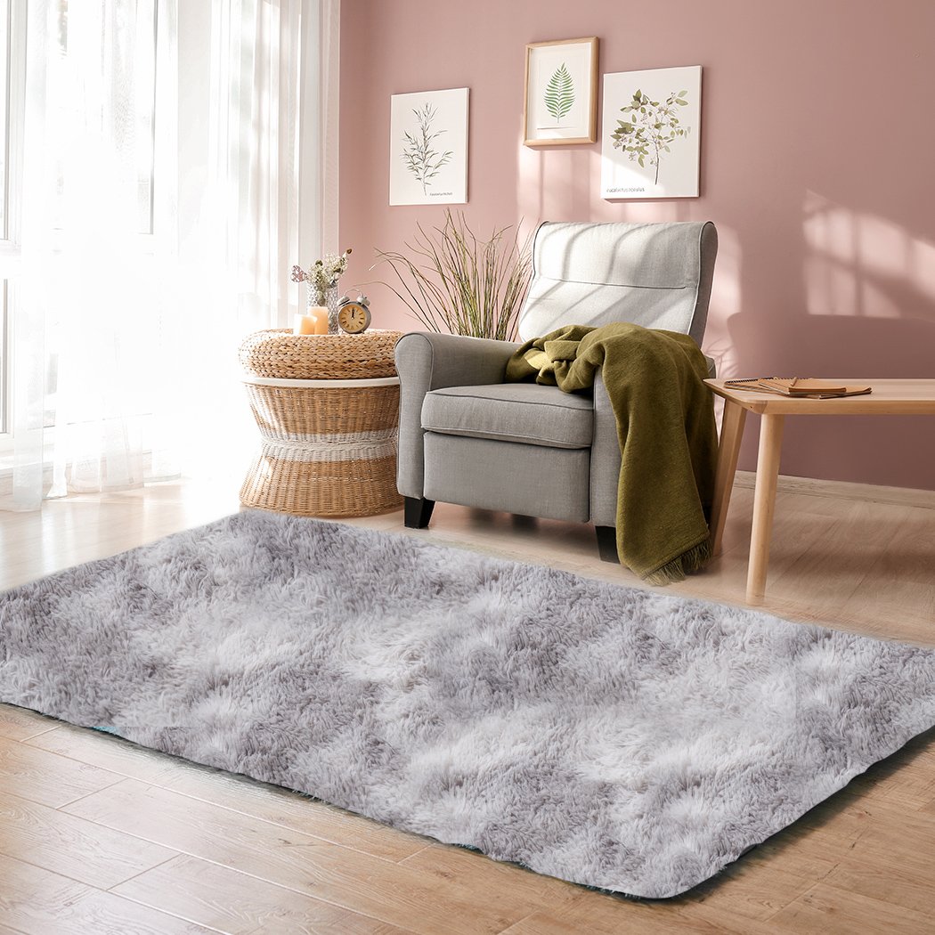 A large tie-dyed shaggy rug measuring 140x200cm, featuring a soft, plush surface and a non-slip silicone bottom, perfect for home decor.