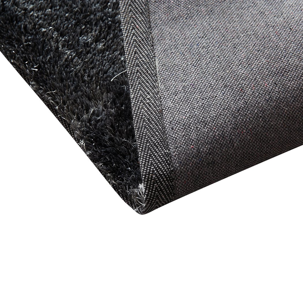 Ultra-soft shaggy rug in confetti design, featuring an anti-slip bottom and delicate edges, perfect for living spaces.