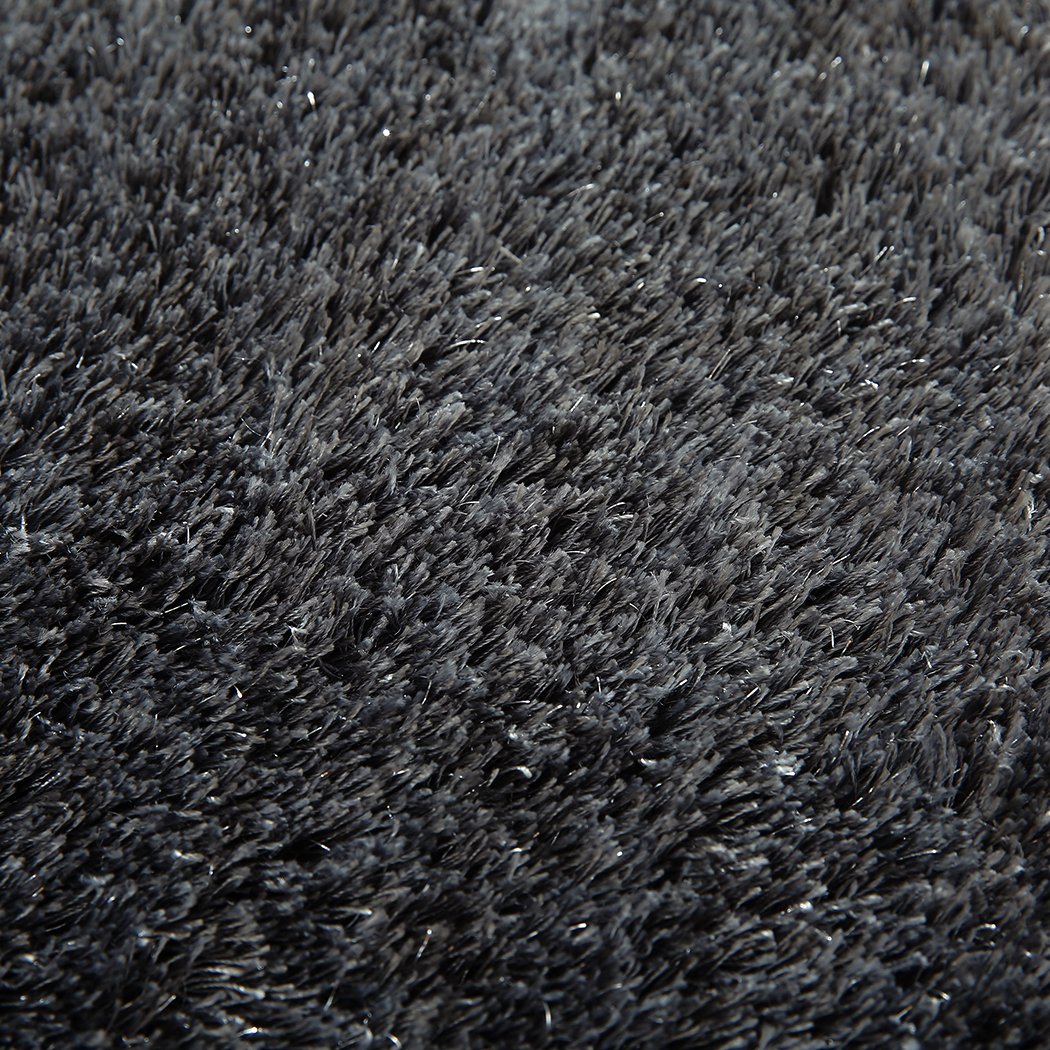 Ultra-soft shaggy rug in confetti design, featuring an anti-slip bottom and delicate edges, perfect for living spaces.