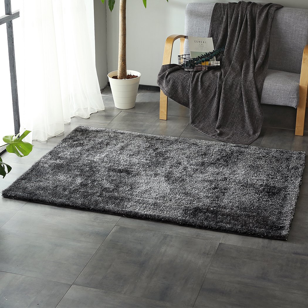 Ultra-soft shaggy rug in confetti design, featuring an anti-slip bottom and delicate edges, perfect for living spaces.