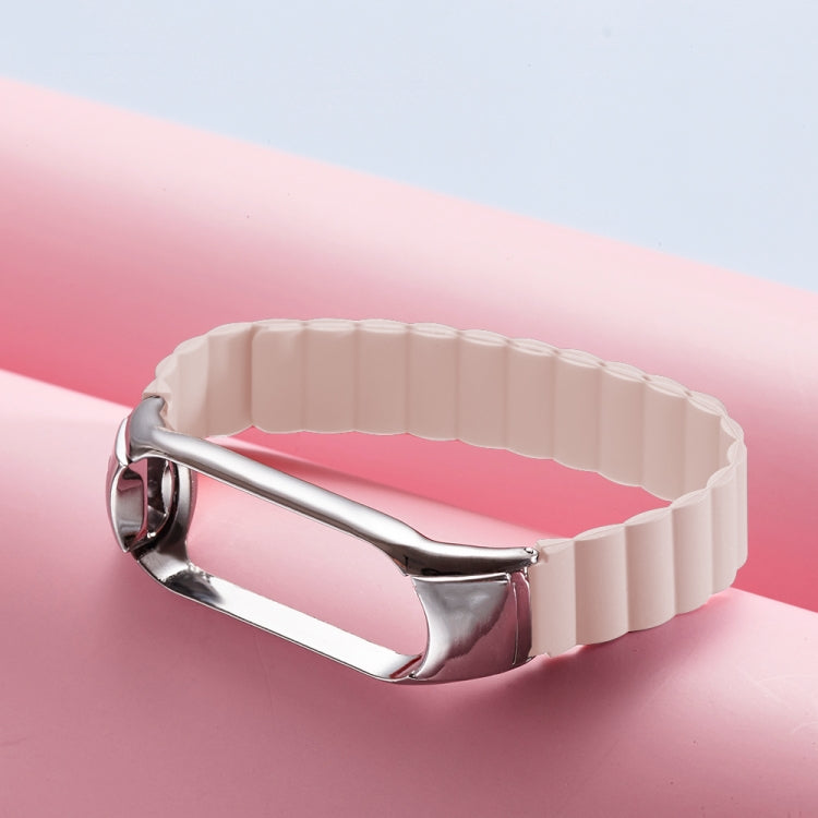 Pink silicone magnetic watch band for Xiaomi Mi Band 4 and 3, showcasing its soft texture and stylish design.