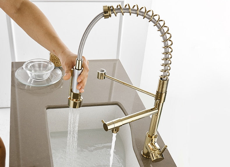 Gold Torneira Para Cozinha kitchen faucet with pull-out spring spout, showcasing its elegant design and brass construction.